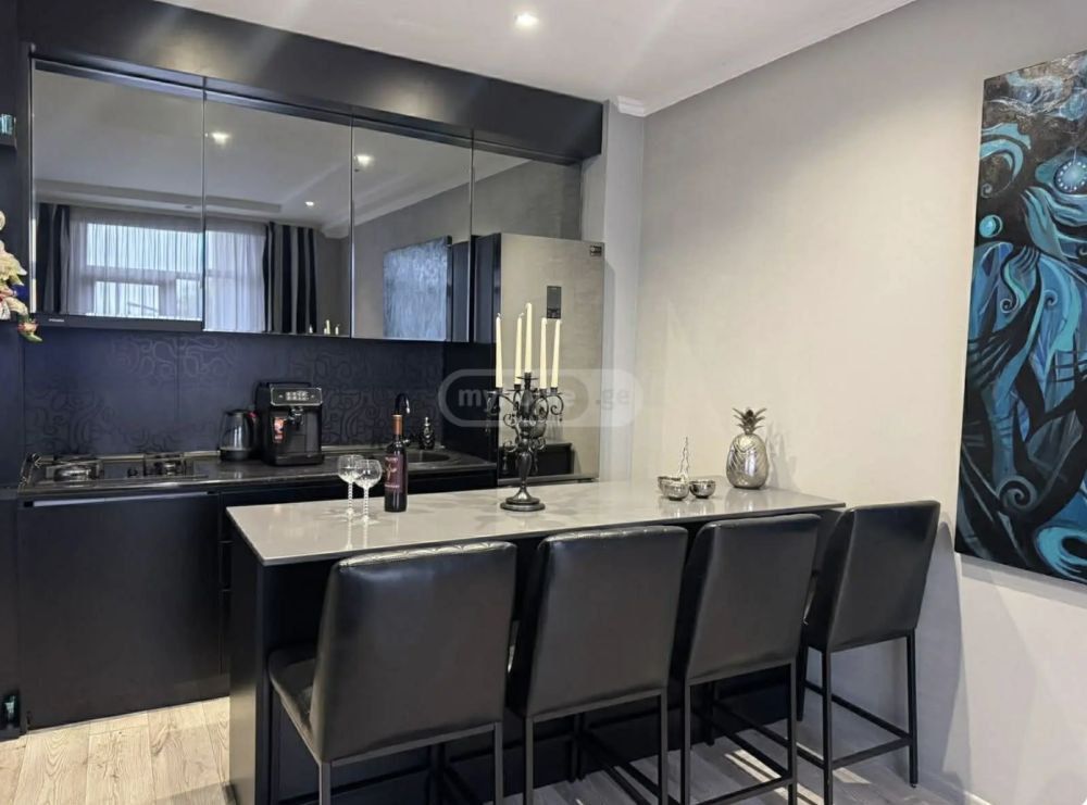 იყიდება 2 ოთახიანი ბინა ვაკეში